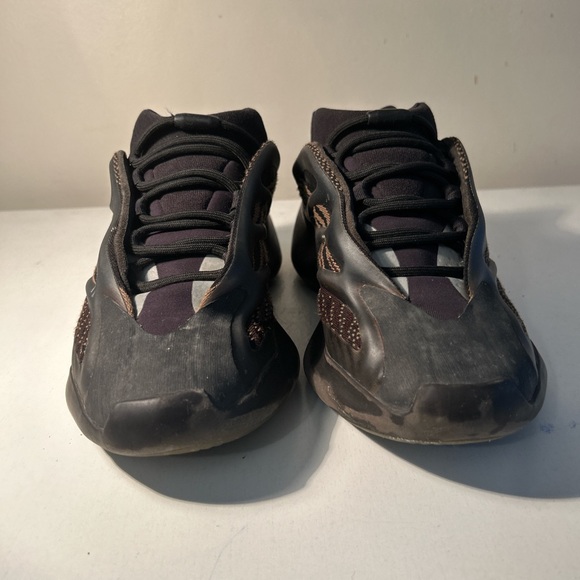 Size 11 US Men YEEZY 700 V3 - Picture 3 of 5